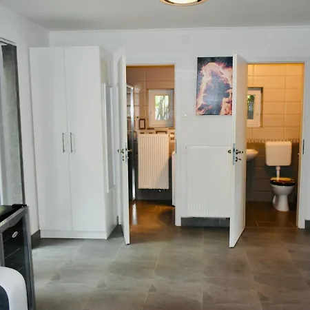 Апартаменты Kunfi Apartmanhaz - Jakuzzi, 4 Halo *