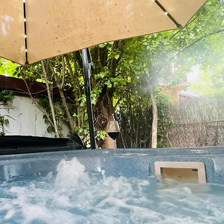 Kunfi - Jakuzzi, 4 Háló *